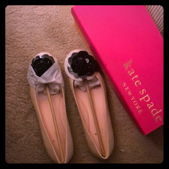 NWT in box Kate spade flats. Never worn. - Picture 3 of 8